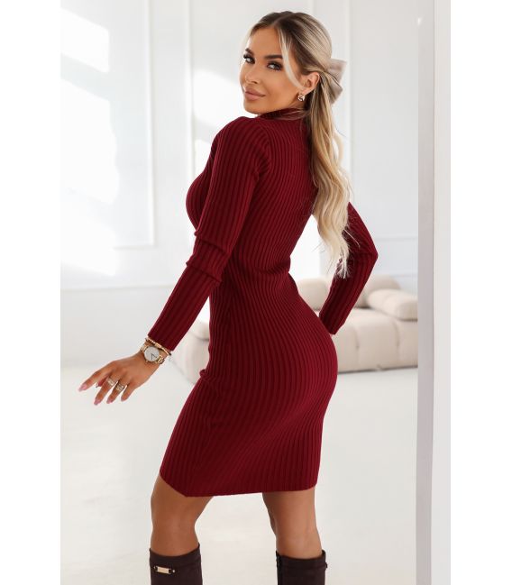  652-1 Elegancka dopasowana sukienka sweterkowa z golfem, pięknie podkreślająca sylwetkę - bordo 