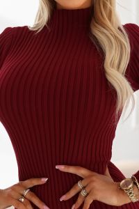  652-1 Elegancka dopasowana sukienka sweterkowa z golfem, pięknie podkreślająca sylwetkę - bordo 