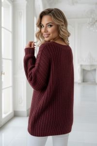 661-1 Ciepły sweter oversize o mięsistym splocie i dekolcie V - bordowy 