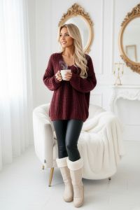  661-1 Ciepły sweter oversize o mięsistym splocie i dekolcie V - bordowy 