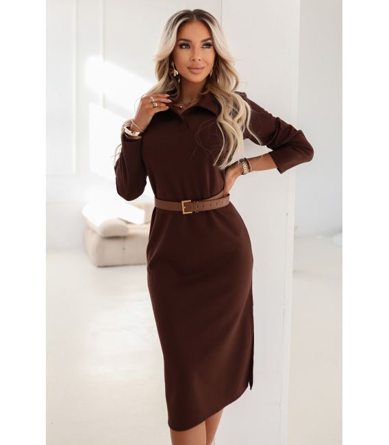  649-1 Elegancka sukienka midi z kołnierzykiem i rozcięciem z boku - czekoladowa 
