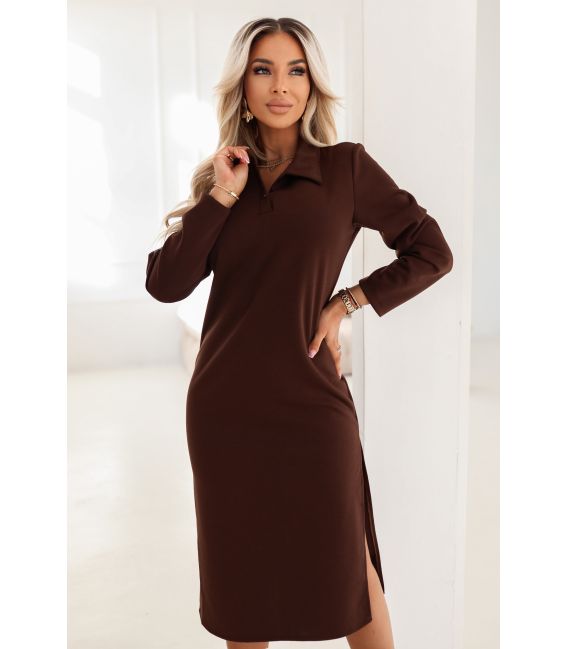  649-1 Elegancka sukienka midi z kołnierzykiem i rozcięciem z boku - czekoladowa 